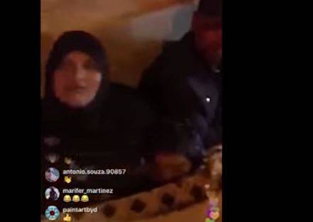 بالفيديو - لاجئة عربية تضرب نجمة عالمية حاولت خطف أطفالها.. إليكم ما حصل