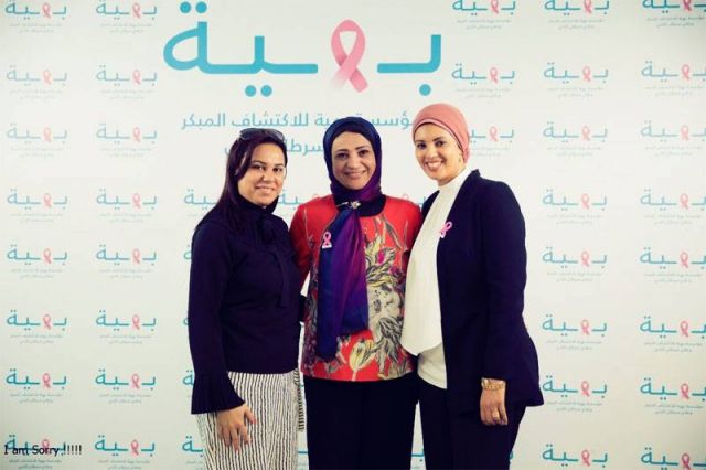 مها نور خلال زيارة لمستشفى بهية