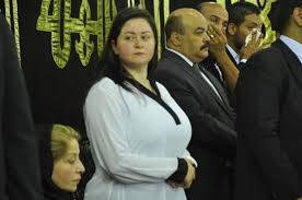 مي نور الشريف في عزاء والدها