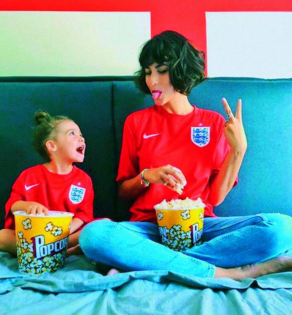 نور مع طفلتها ايلا