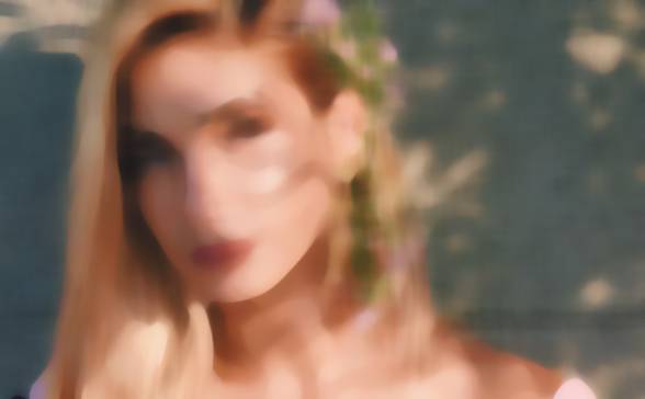 بالصور- إبنة نجمة شهيرة نسخة طبق الأصل عنها... وهذه أولى تصاميمها في عالم الأزياء