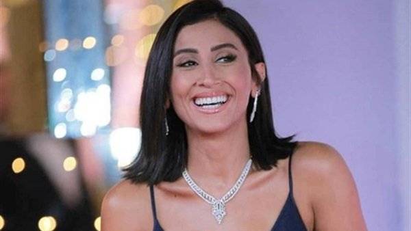 بالصورة– فنانة لبنانية شهيرة تسخر من دينا الشربيني... ماذا قالت عن زواجها من عمرو دياب؟