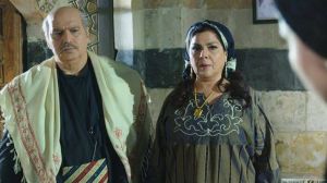 بالصور - "ام عصام" وضرتها الفرنسية بالفستان القصير: "ما يبلى الأحمر"