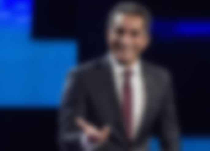 بالصور - مذيع شهير يتعرض لكسر في ذراعه.. وما فعله صادم!