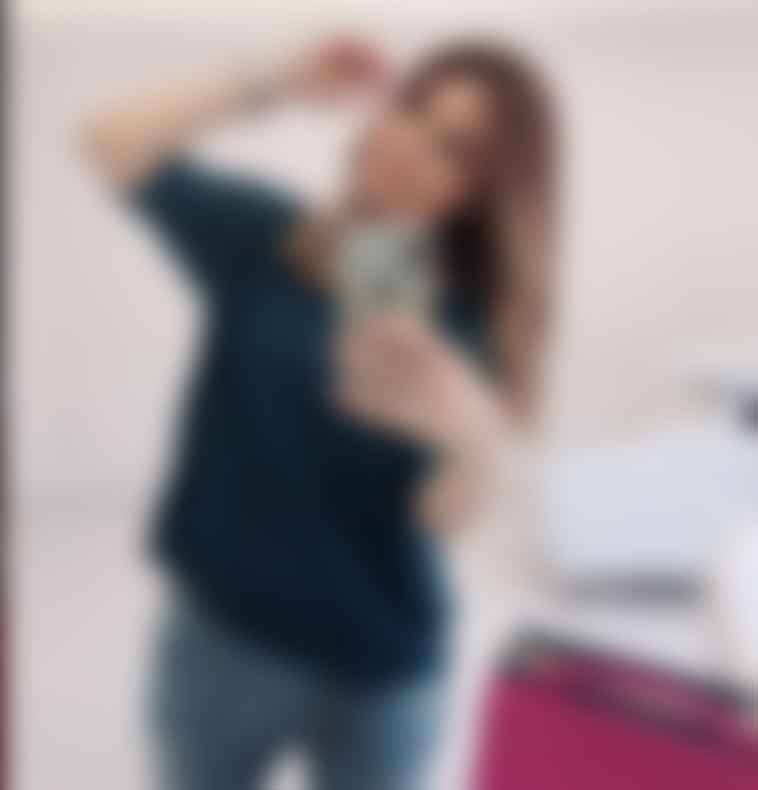 بالفيديو – فنانة شهيرة تشعل المواقع بتحضير المونة في مطبخها... سلق وحشو بمهارة