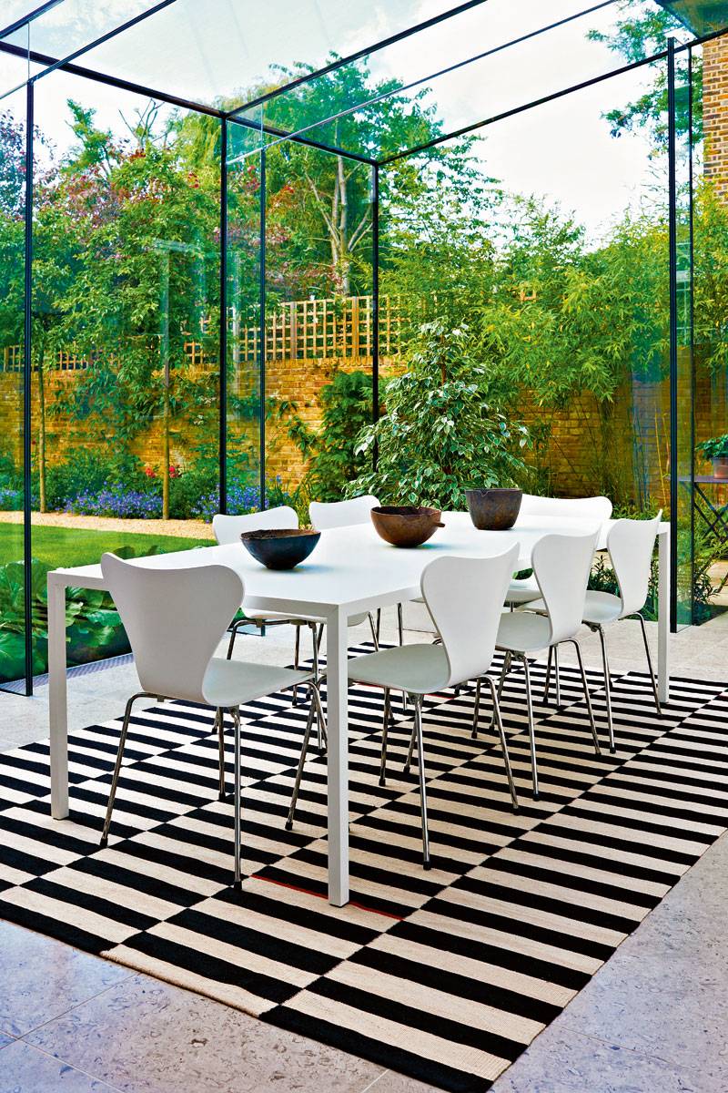 جزء من المشهد الزخرفي:
الطبيعة تسكن الخارج والداخل أيضاً