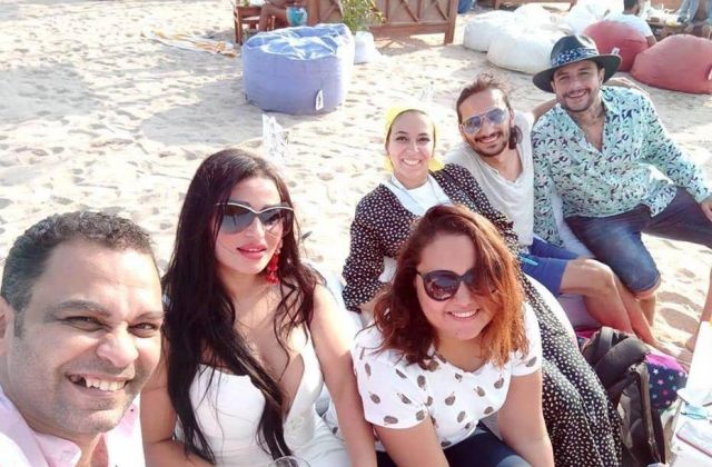 أحمد الفيشاوي وزوجته والأصدقاء