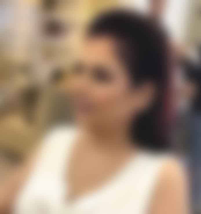 بالصورة – فنانة سورية قديرة تثير الانتقاد بسبب فستانها المكشوف... 