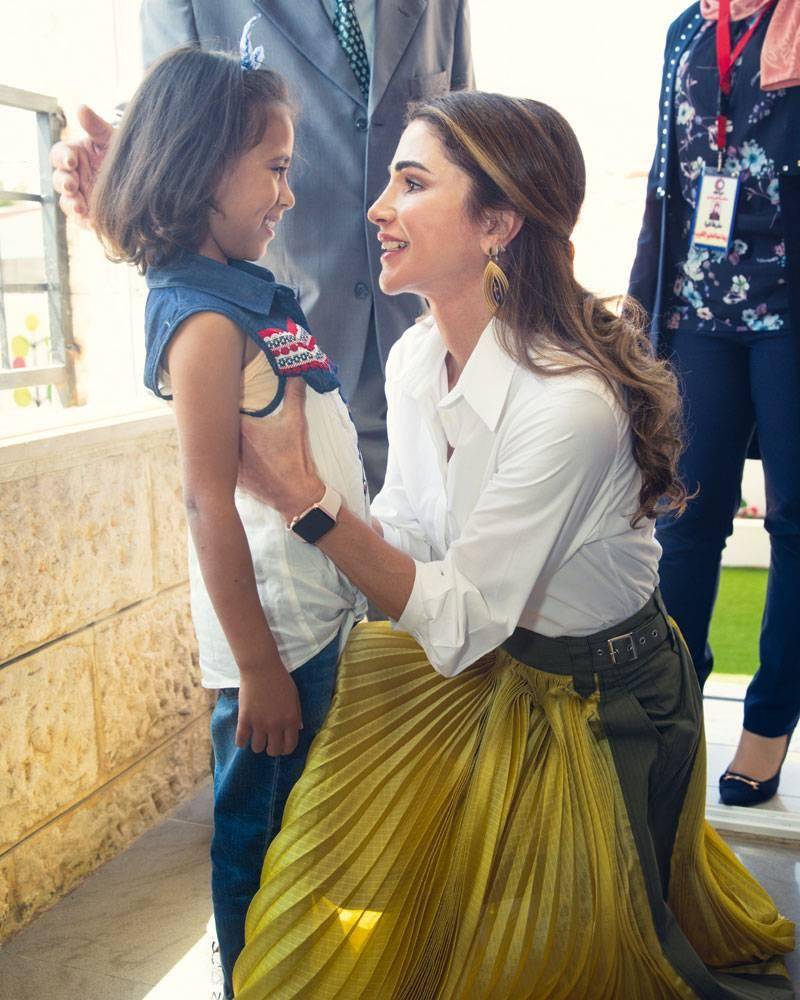 الملكة رانيا
تطلع على أعمال الصيانة والتحديث في مبرة الملك عبدالله الثاني