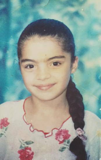 بالصور - خمّنوا هذه الطفلة أي نجمة سورية أصبحت