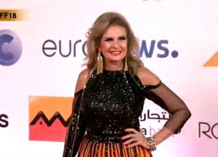 بالفيديو - مطرب شهير يحرج زوجته بسبب يسرا