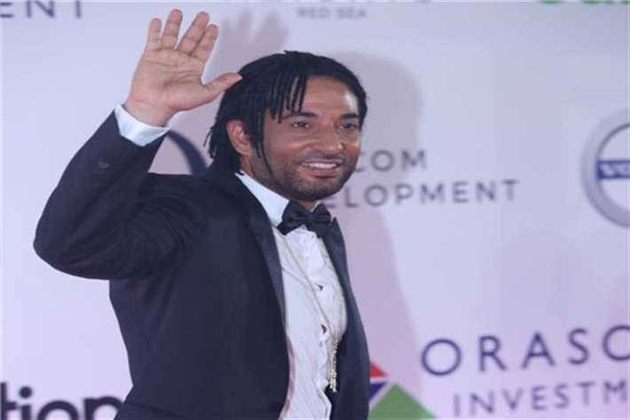 عمرو سعد يكشف سر اللوك الغريب الذي تعرض بسببه لسخرية واسعة