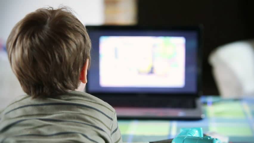 راقبوا أطفالكم أثناء مشاهدة الرسوم... بسببها طفلة تقتل شقيقها وتقوم بتصرف صادم آخر