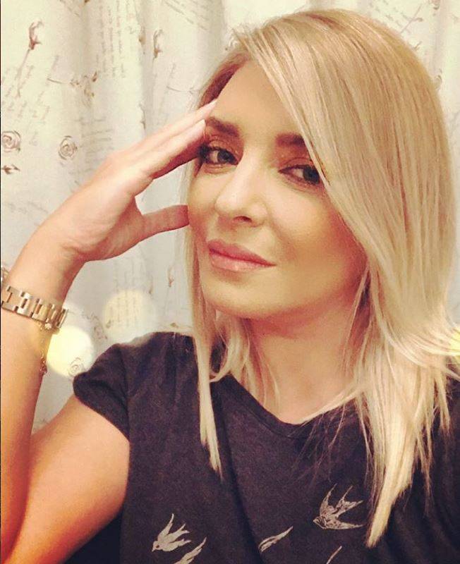 بالفيديو –زوجة عابد فهد قبل الماكياج في كواليس 