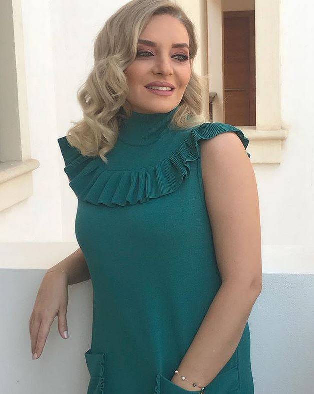 بالصورة– فستان زوجة عابد فهد المفتوح يثير الجدل... لماذا سخروا من جواربها؟