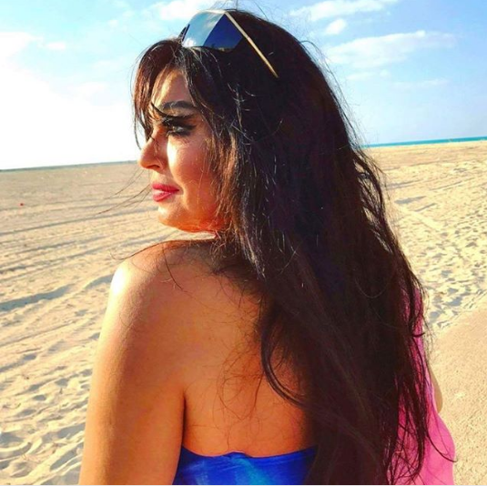 بالصور - فيفي عبده بقوام رشيق وتنورة قصيرة بعد خسارة الكثير من الوزن... شاهدوا كيف أصبحت