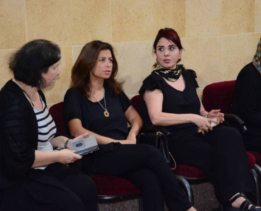 بالصور - نجمة مصرية تثير الجدل بإطلالة ملونة في عزاء جميل راتب