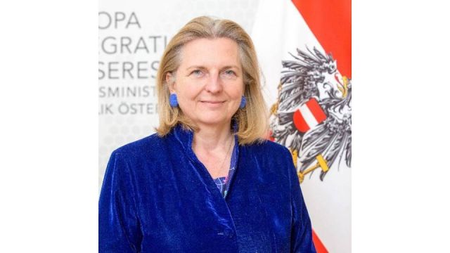 بالفيديو – وزيرة خارجية النمسا تلقي خطاباً باللغة العربية... طلاقتها أدهشت الجميع