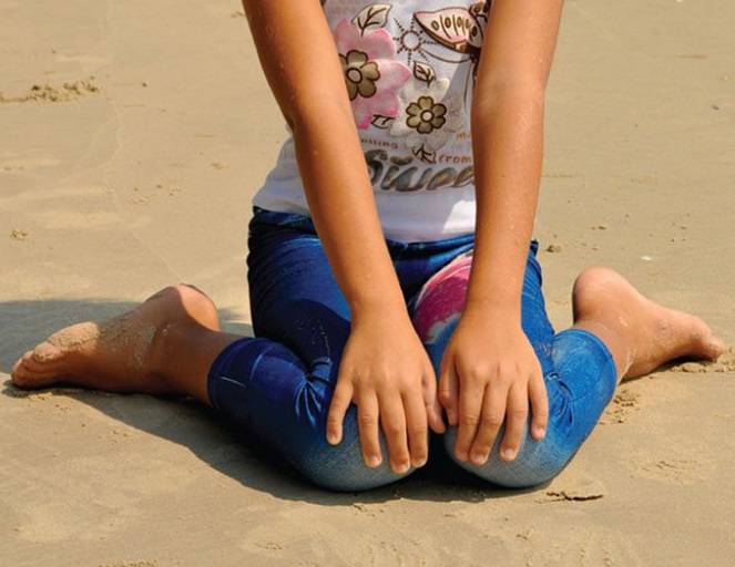 تحذير - هل يجلس أطفالكم بوضعية الحرف W؟ إمنعوهم من ذلك فوراً وهذا هو السبب