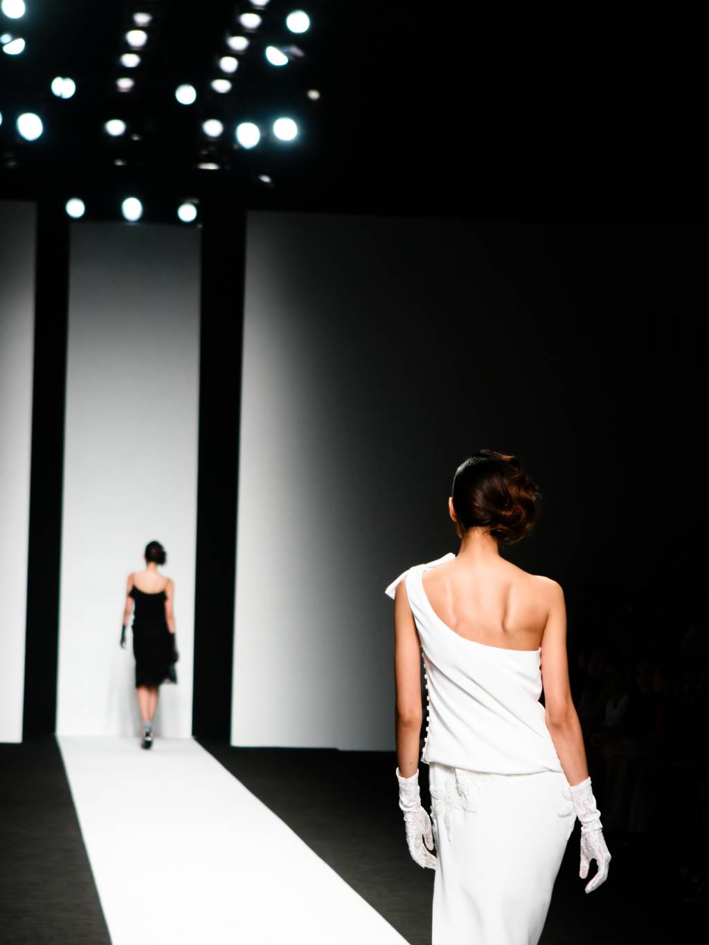 عارضة أزياء تسير على المنصة في حالة المخاض... هذا ما حدث بعد وقت قصير