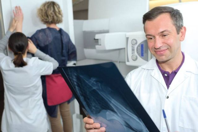 امرأة تجري صور شعاعية للثدي