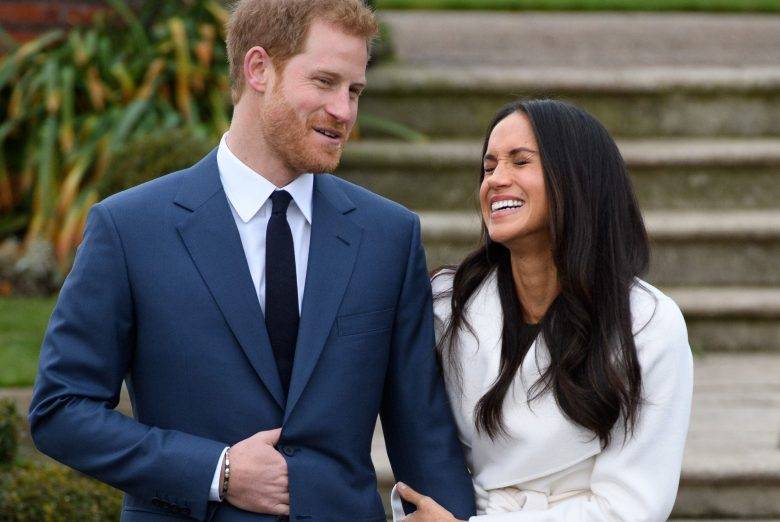 بالفيديو – شاهدوا كيف يهتم الأمير هاري بشعر ميغان ماركل... ستغار كل النساء