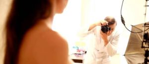 في لبنان... انتحل صفة موظف اممي فالتقط صوراً فاضحة للنساء وابتزهن!