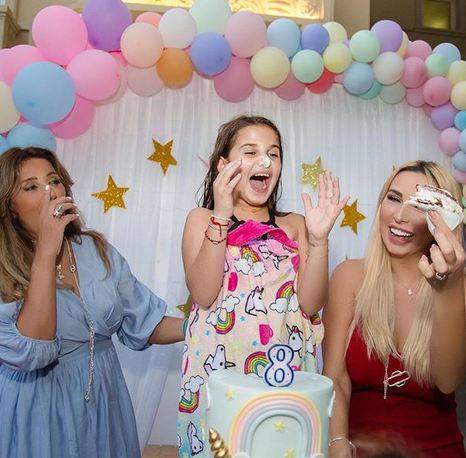 بالصور - هكذا احتفلت جويل ماردينيان بميلاد ابنتها... تعرفوا الى والدتها التي تبدو كشقيقتها