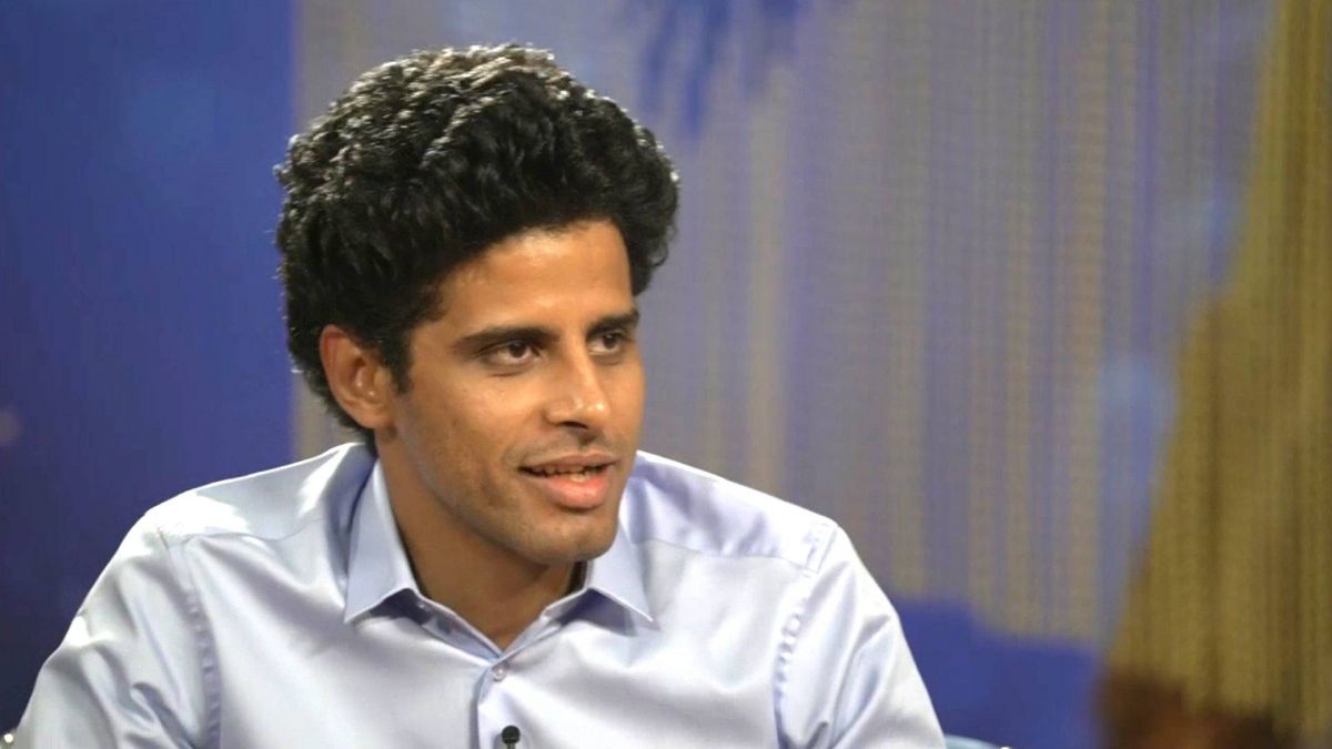بالفيديو - ما هي علاقة القرابة التي تربط هذين النجمين؟ ولماذا قال أحدهما أفتخر بقرابتي له؟