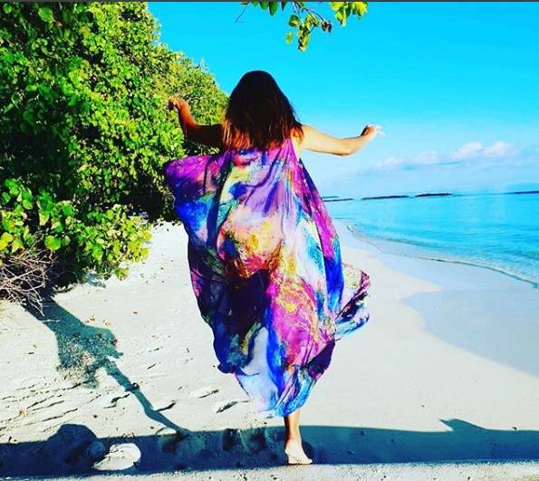 بالفيديو والصور - ماذا فعلت هذه الفنانة المصرية على شواطئ المالديف؟