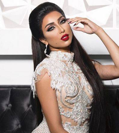 بالفيديو - دنيا بطمة تستعرض فستانها وحقيبتها الثمينة بطريقة مستفزة