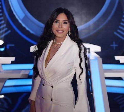 بالفيديو - دينا تبكي على الهواء بسبب ابنها... وهكذا كسرت أنف رجل تحرش بها