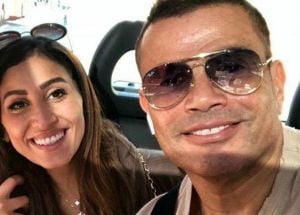 بعد أن اعترف بحبه لها: عمرو دياب ودينا الشربيني يتبادلان القبلات على المسرح وهذا ما قاله عن خجلها