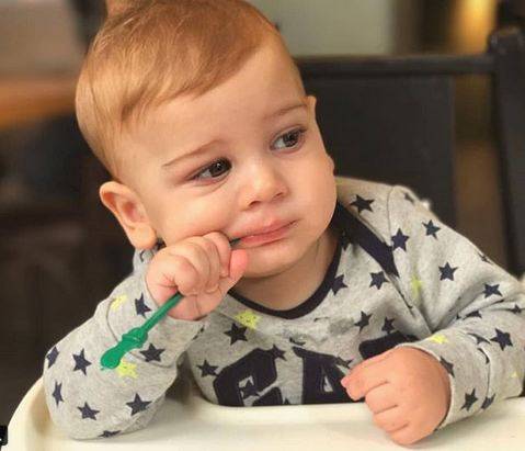 بالصور - لن تتوقعوا إبن أي نجمة هذا الطفل الوسيم؟