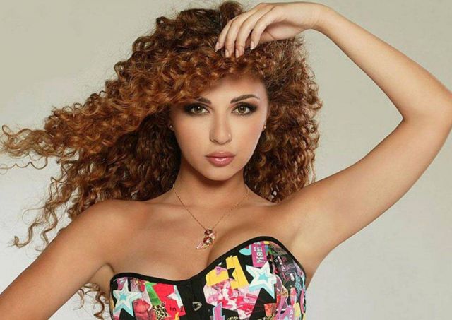 بالصور النادرة - ميريام فارس ووالدتها... نسخة طبق الأصل