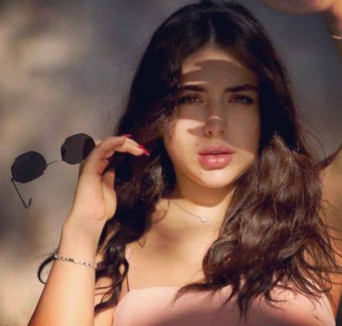 بالصور - هيا مرعشلي تستعرض جمالها وانوثتها باطلالة جريئة