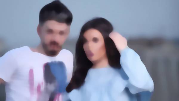فنانة مصرية تصور زوجها الفنان الشاب بالفيديو لتنفي خبر وفاته