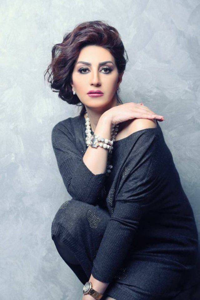 بالفيديو - ماذا أصاب وفاء عامر في رقبتها؟ وماذا فعلت مع هذه السيدة؟