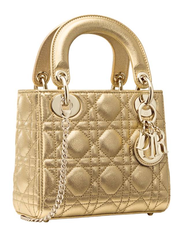 اكسسوارات بدفء الذهب وجرأة الأحمر القاني