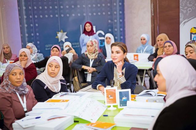الملكة رانيا تلتقي معلمين من محافظات الجنوب