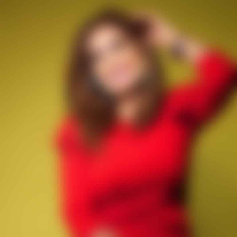 بالفيديو - فنانة عربية تثير الجدل بحديثها عن ملابس الفنانات الخليجيات... لماذا قالت أنا راجل بشكل أنثى؟