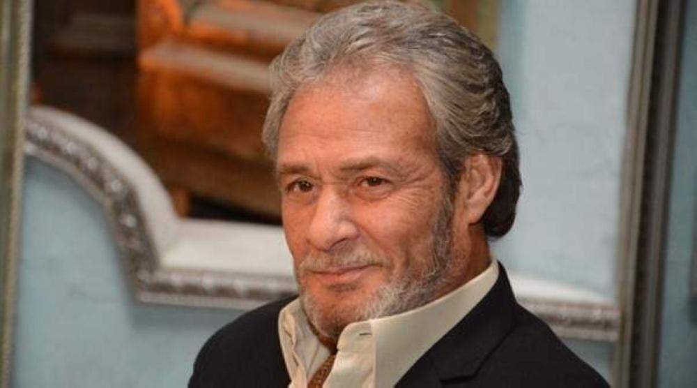 بالفيديو –  عارض محرج يصيب فاروق الفيشاوي أمام الكاميرات... 