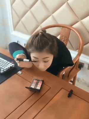 قمة التضحية بالفيديو- أم من دون ذراعين تؤدي الأعمال المنزلية بقدميها... مذهلة!