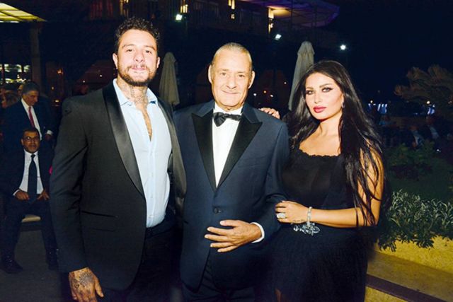 فاروق الفيشاوي مع نجله أحمد وزوجته