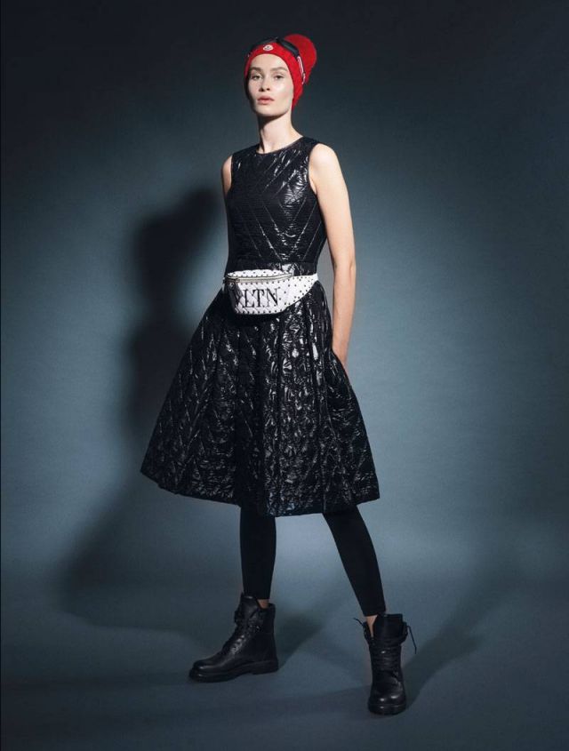 - فستان وقبعة ونظارات وجزمة من Moncler - حقيبة للخصر من Valentino