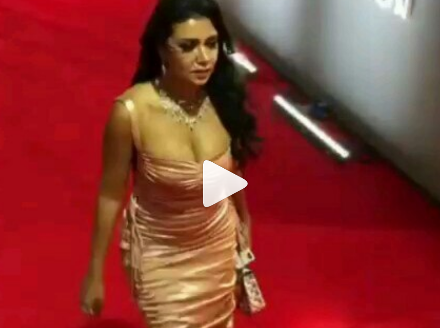 بالفيديو - رانيا يوسف تهاجم "ضرتها" السابقة... هذا ما حصل مع ناديا الجندي على السجادة الحمراء