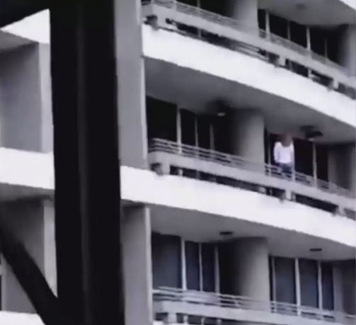 بالفيديو - امرأة تسقط من الطابق 27 بسبب 