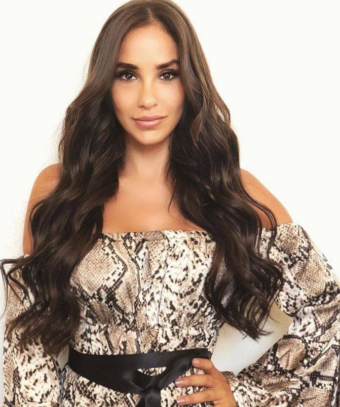 بالصورة – وصيفة ملكة جمال لبنان تشعل المواقع باحتضانها لهذا الشاب... من هو؟