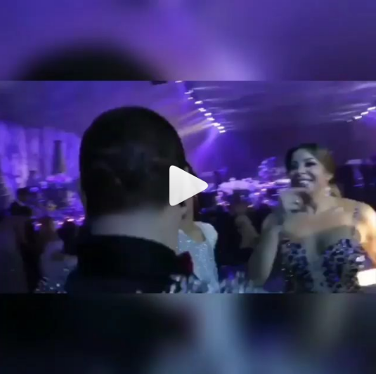 بالفيديو - تطاير حشوات الصدر من داخل فستان امرأة خلال رقصها