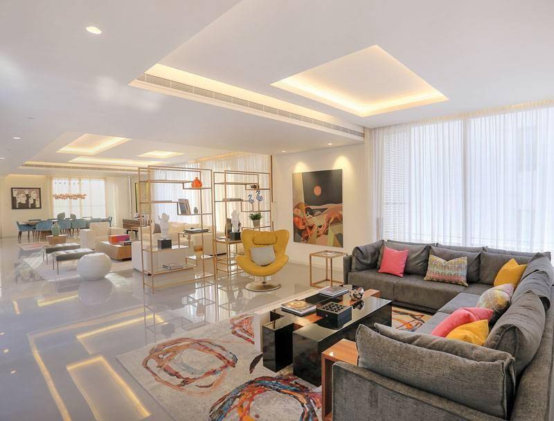 زرقة البحر تحاكي جمال العمارة الهندسيّة